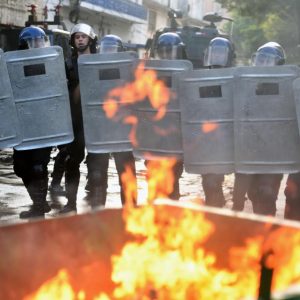 Manifestantes queman el Congreso de Paraguay tras aprobación de reelección presidencial