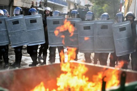 Manifestantes queman el Congreso de Paraguay tras aprobación de reelección presidencial